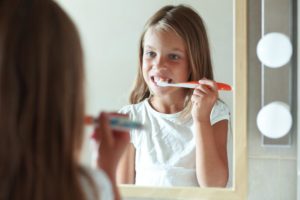 girl-brushes-teeth