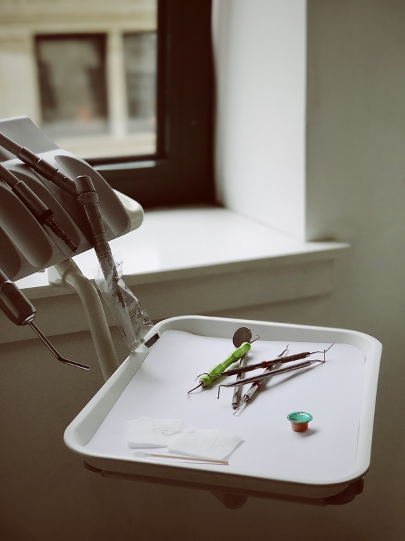 White tray with tooth cleaning tools