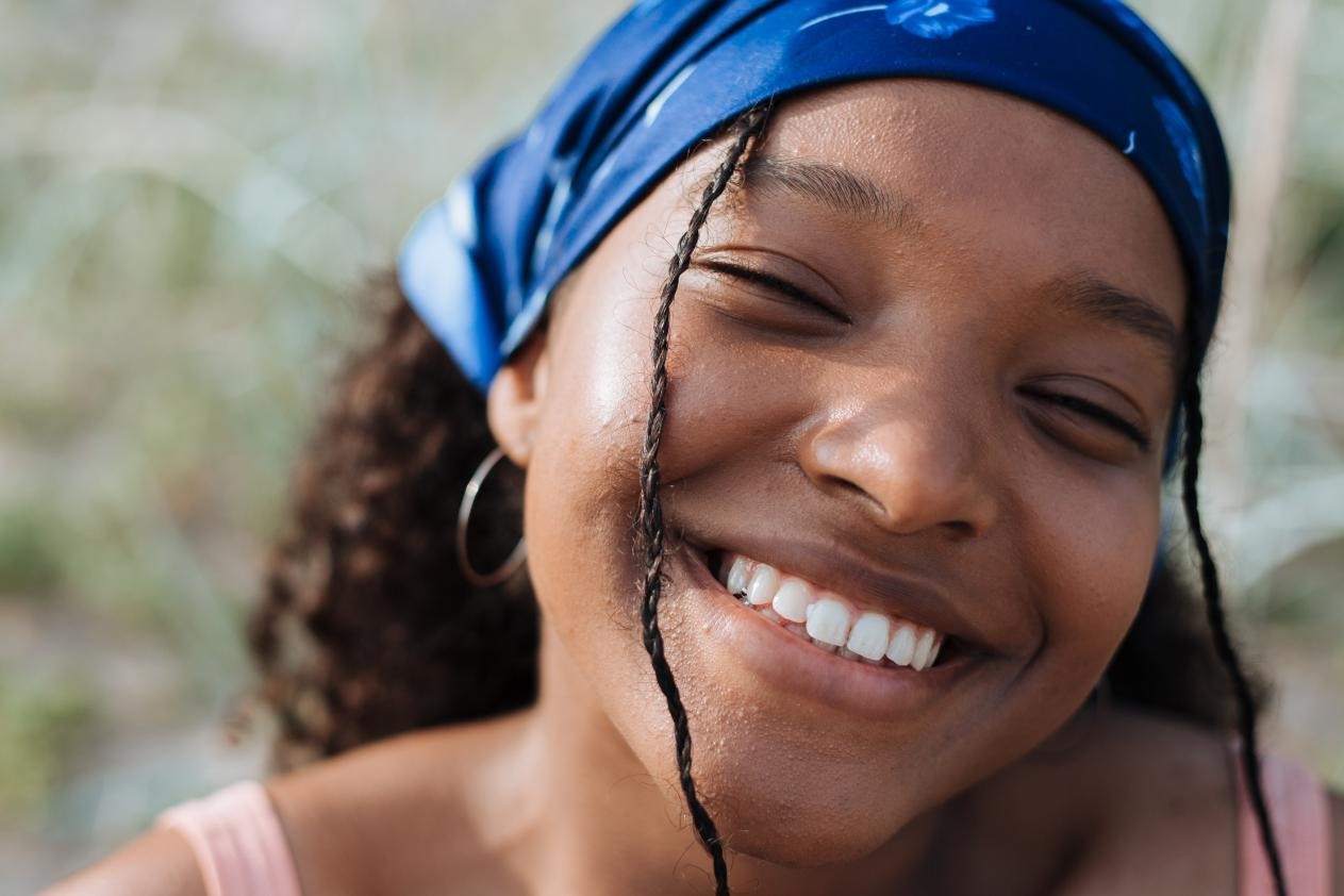 A woman showing her white teeth