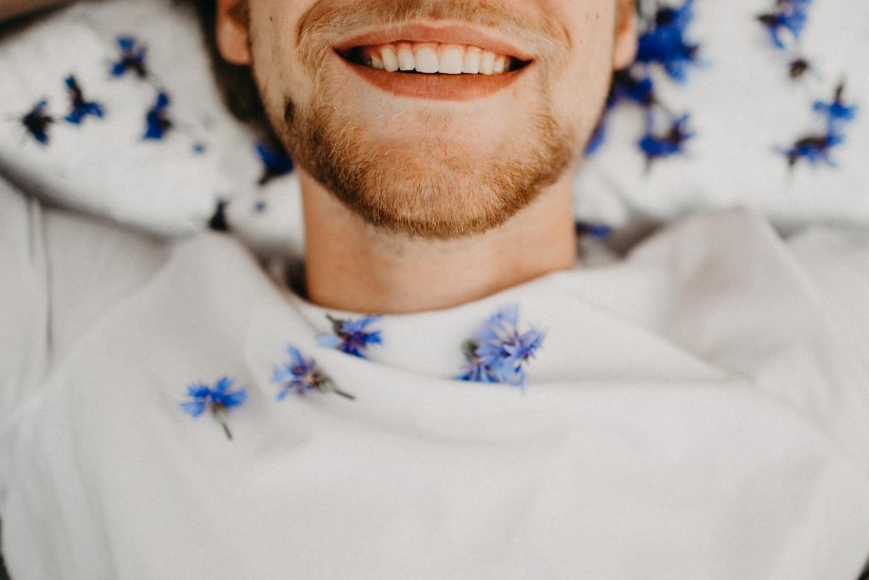 A man showing his white teeth